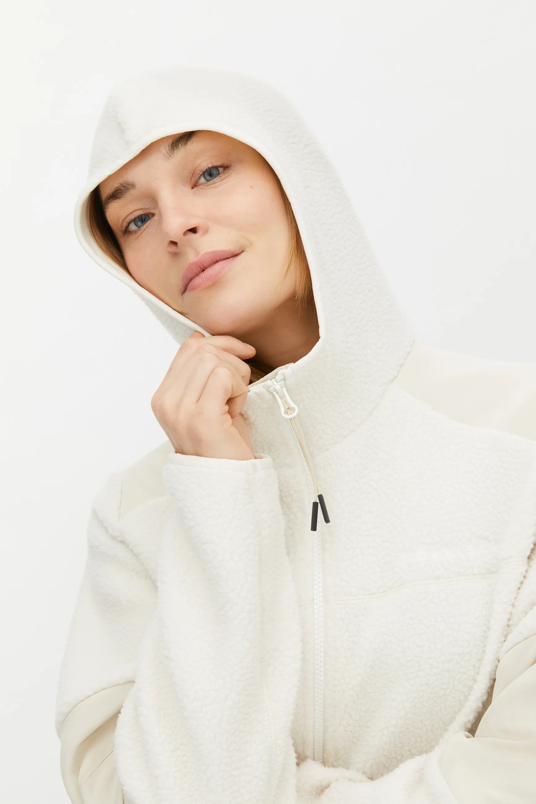 Röhnisch Women&#x27;s Wazzi Pile Hoodie Tofu | Buy Röhnisch Women&#x27;s Wazzi Pile Hoodie Tofu here | Outnorth